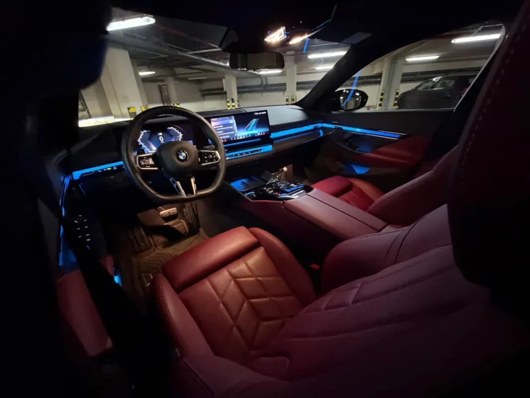 بي ام دبليو 520i 2025 ام سبورت أسود أوتوماتيك — مستعملة