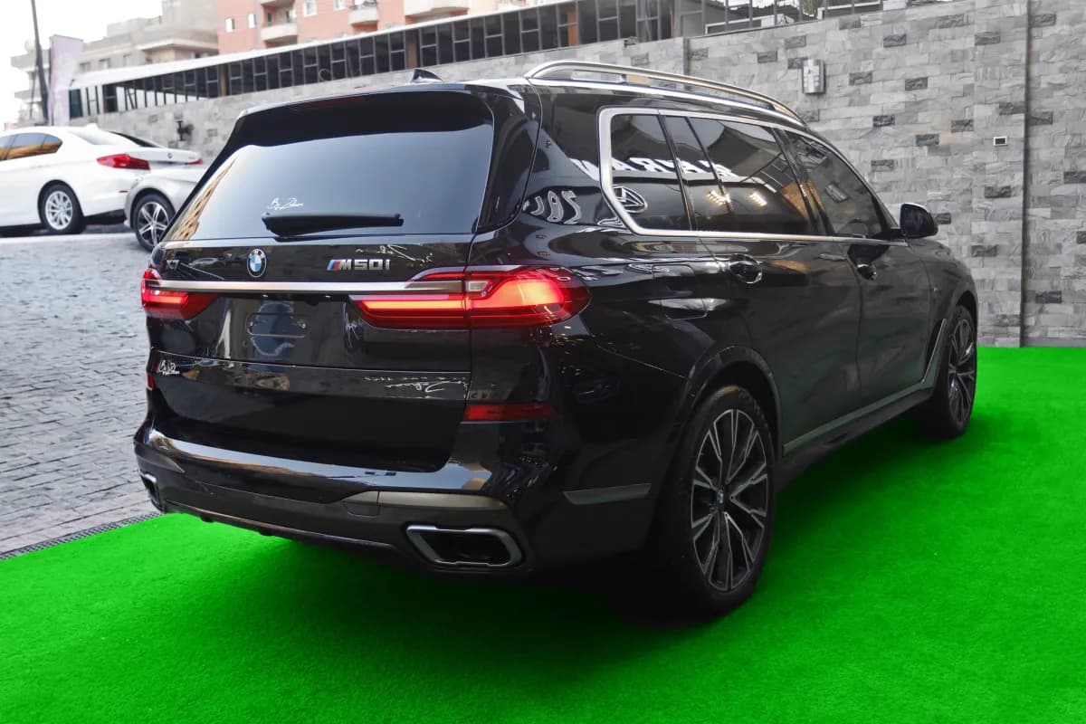 بي ام دبليو X7 2021 اكس درايف 40 اي أسود أوتوماتيك — مستعملة