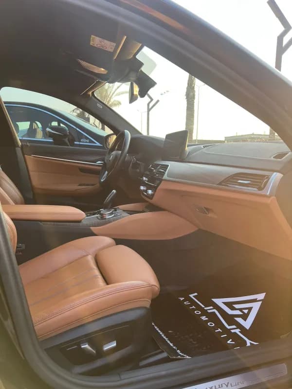 بي ام دبليو 520 2023 لاكشيري أسود أوتوماتيك — مستعملة