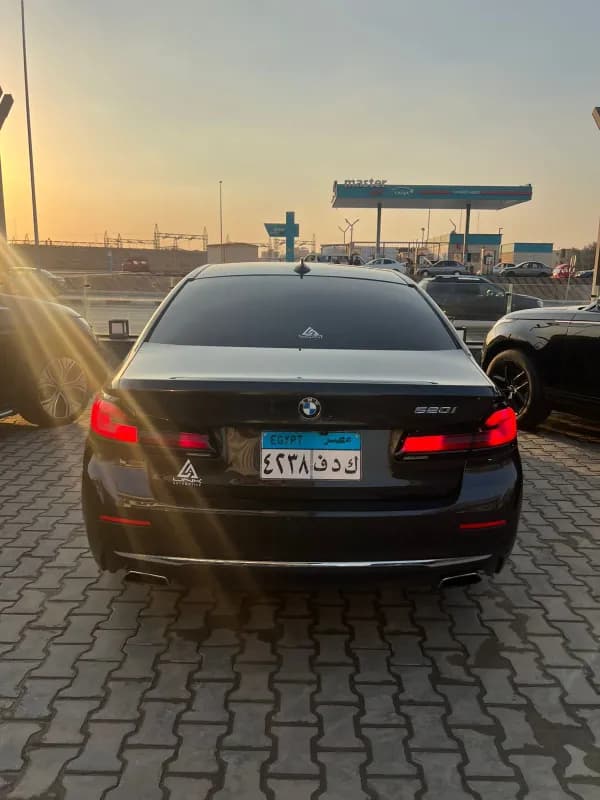 بي ام دبليو 520 2023 لاكشيري أسود أوتوماتيك — مستعملة