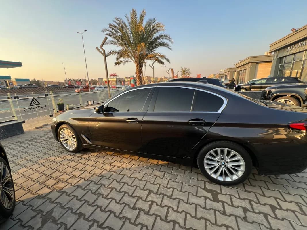 بي ام دبليو 520 2023 لاكشيري أسود أوتوماتيك — مستعملة