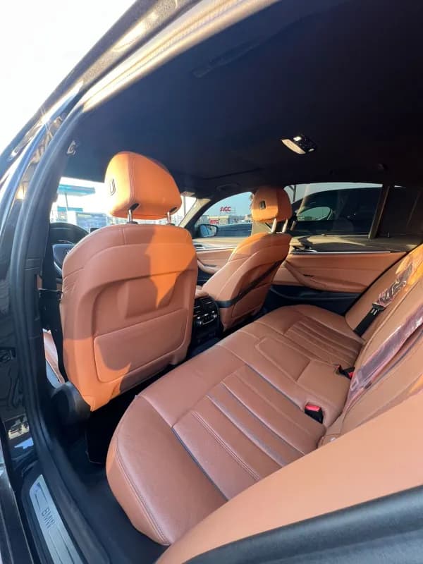 بي ام دبليو 520 2023 لاكشيري أسود أوتوماتيك — مستعملة