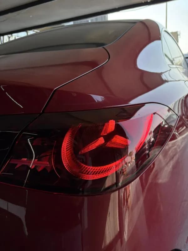 مرسيدس بنز سي ال ايه ٣٠٠ل 2025 اي ام جي أحمر أوتوماتيك — جديدة