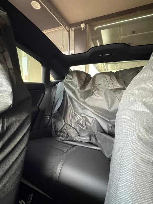 مرسيدس بنز سي ال ايه ٣٠٠ل 2025 اي ام جي أحمر أوتوماتيك — جديدة