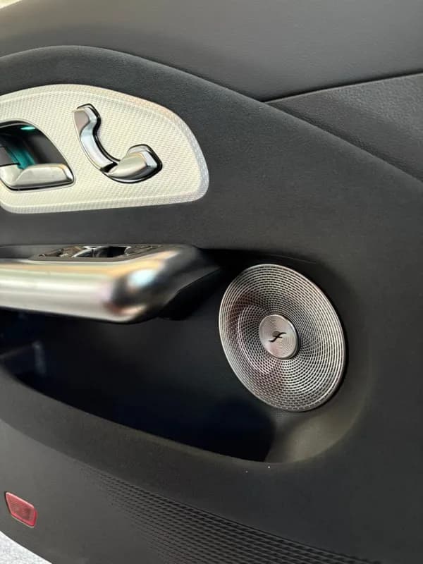 مرسيدس بنز سي ال ايه ٣٠٠ل 2025 اي ام جي أحمر أوتوماتيك — جديدة