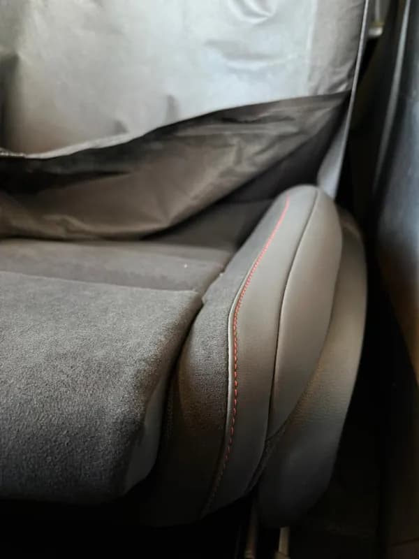 مرسيدس بنز سي ال ايه ٣٠٠ل 2025 اي ام جي أحمر أوتوماتيك — جديدة