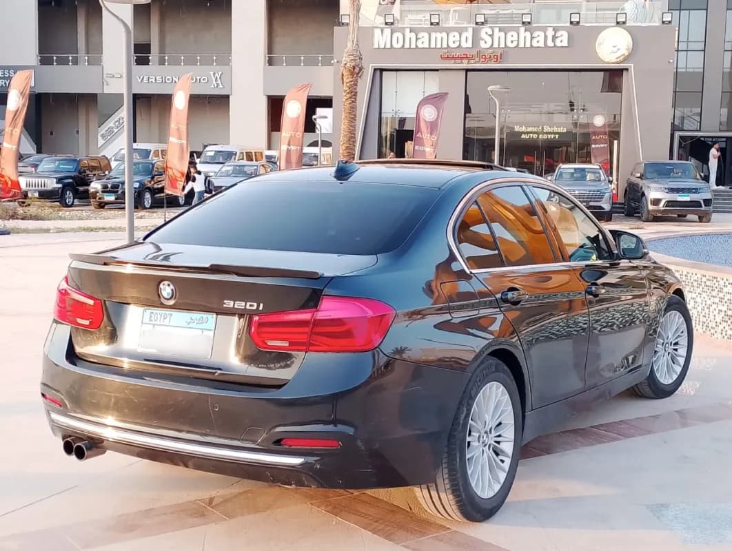 بي ام دبليو 320i 2018 لاكشري أسود أوتوماتيك — مستعملة