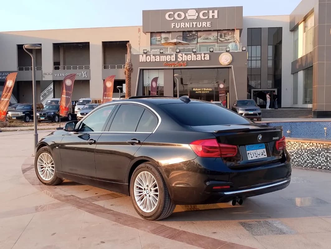 بي ام دبليو 320i 2018 لاكشري أسود أوتوماتيك — مستعملة