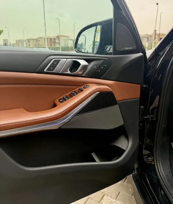 بي ام دبليو X5 2024 ام 60 اي أسود أوتوماتيك — مستعملة