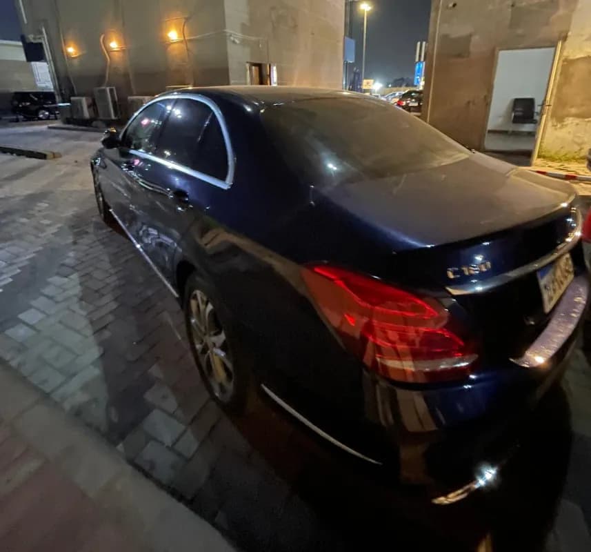 مرسيدس بنز C180 2016 افينت جراد أزرق غامق أوتوماتيك — مستعملة