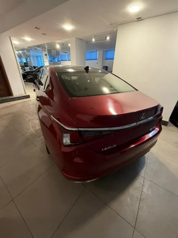 لكزس ES350 2019 بريميوم أحمر أوتوماتيك — مستعملة