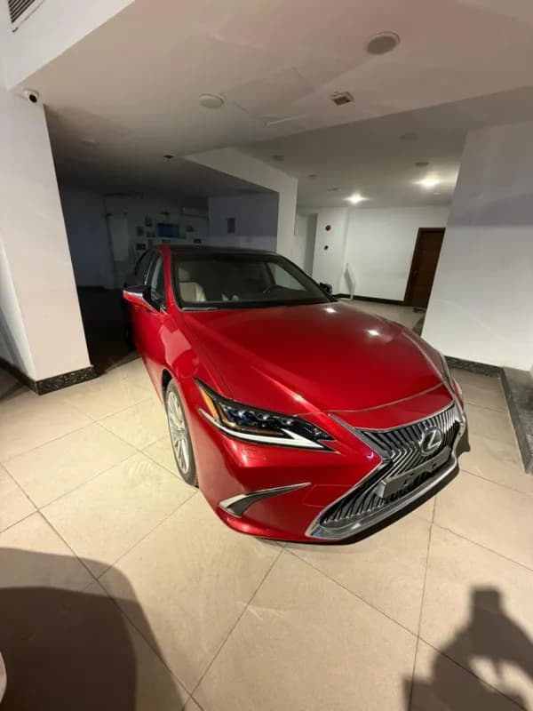 لكزس ES350 2019 بريميوم أحمر أوتوماتيك — مستعملة