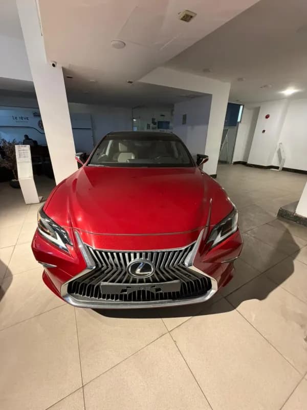 لكزس ES350 2019 بريميوم أحمر أوتوماتيك — مستعملة