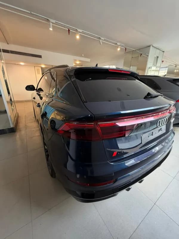 أودي Q8 2024 اس لاين بلس أزرق غامق أوتوماتيك — جديدة
