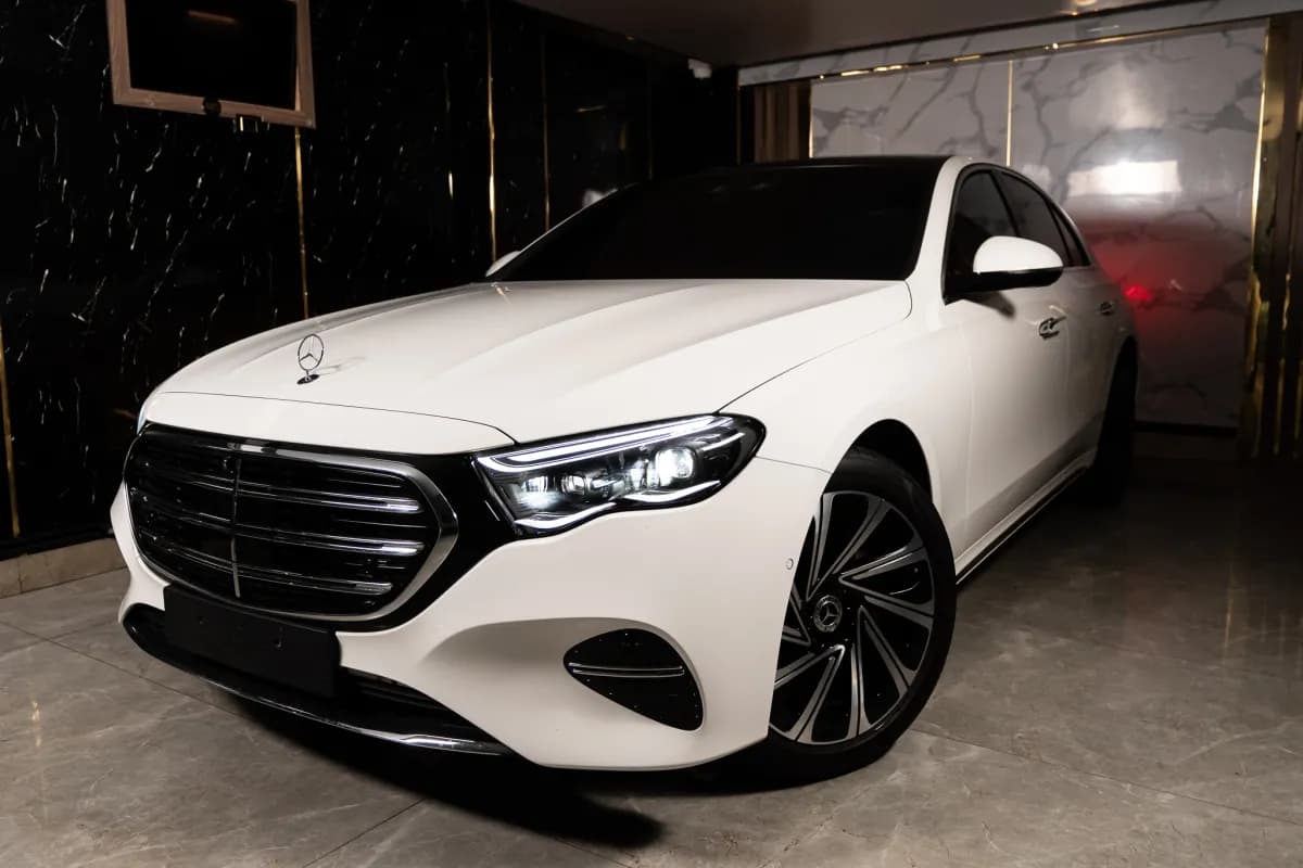 مرسيدس بنز E300 2025 اكسيكلوزيف أبيض أوتوماتيك — مستعملة