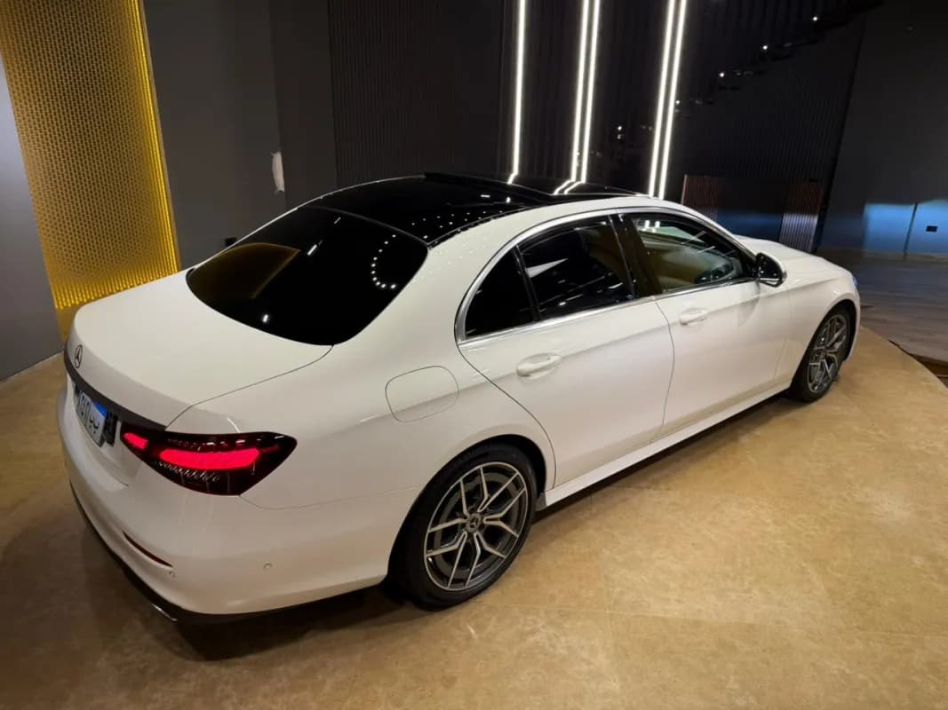 مرسيدس بنز E200 2022 ايه ام جي أبيض أوتوماتيك — مستعملة
