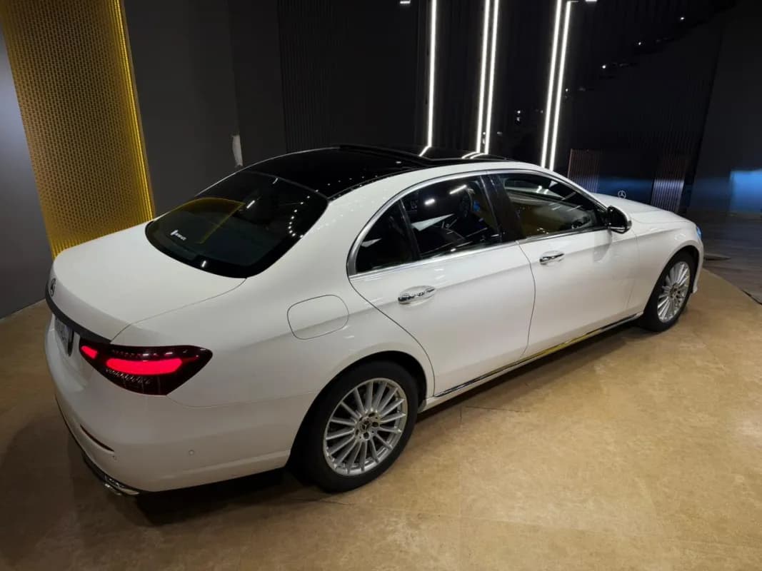 مرسيدس بنز E200 2022 ايه ام جي أبيض أوتوماتيك — مستعملة