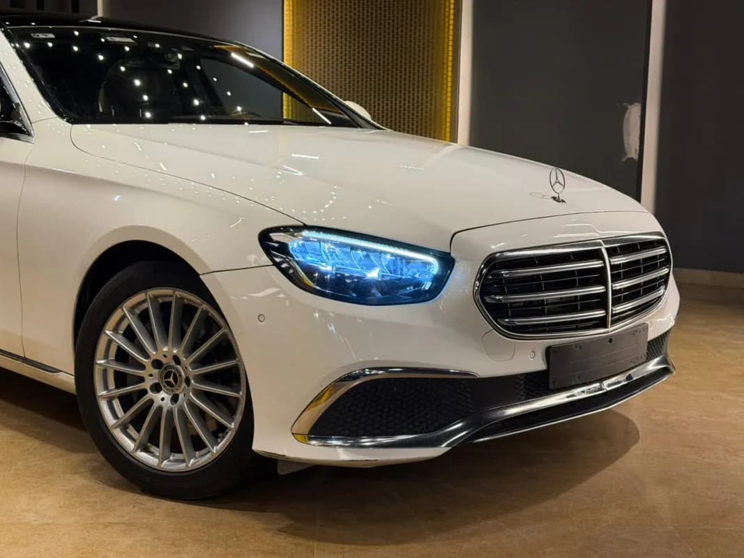 مرسيدس بنز E200 2022 ايه ام جي أبيض أوتوماتيك — مستعملة