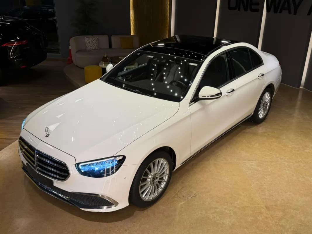 مرسيدس بنز E200 2022 ايه ام جي أبيض أوتوماتيك — مستعملة