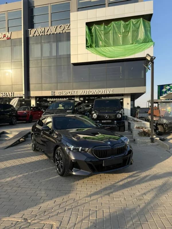 بي ام دبليو 520i 2025 ام سبورت أسود أوتوماتيك — جديدة