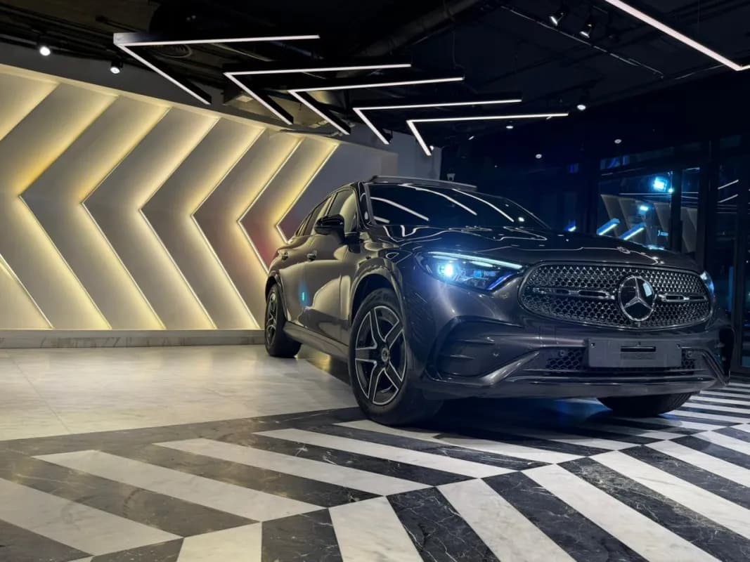 مرسيدس بنز GLC 300 2024 ايه ام جي أسود أوتوماتيك — مستعملة