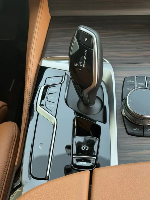 بي ام دبليو 520i 2023 لاكشري أسود أوتوماتيك — مستعملة