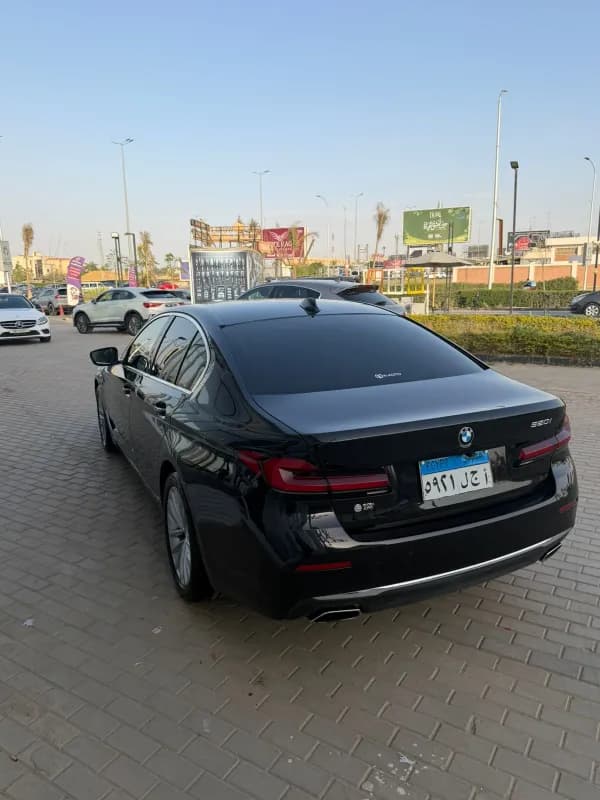 بي ام دبليو 520i 2023 لاكشري أسود أوتوماتيك — مستعملة