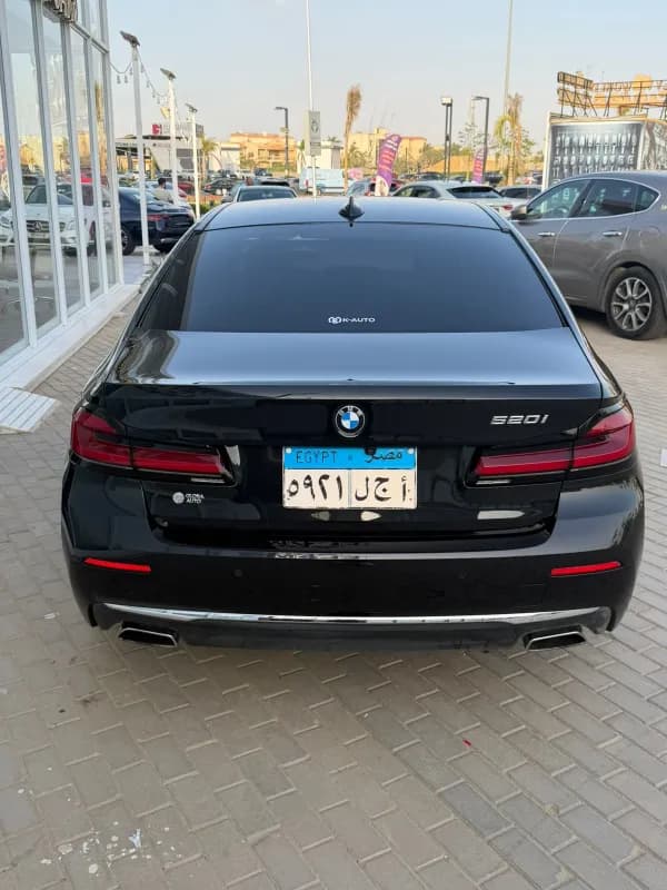 بي ام دبليو 520i 2023 لاكشري أسود أوتوماتيك — مستعملة
