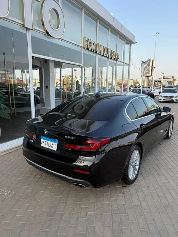 بي ام دبليو 520i 2023 لاكشري أسود أوتوماتيك — مستعملة