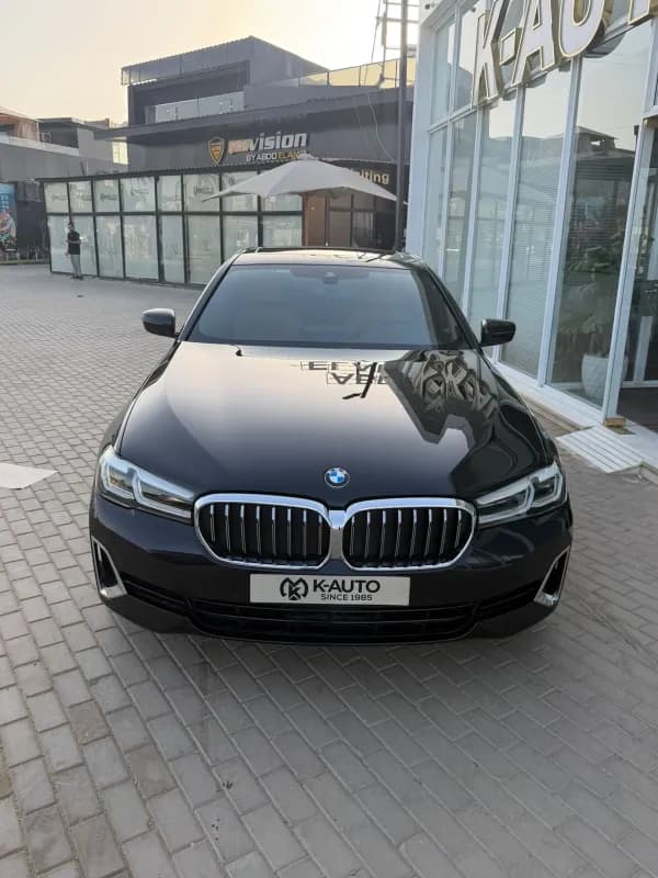 بي ام دبليو 520i 2023 لاكشري أسود أوتوماتيك — مستعملة