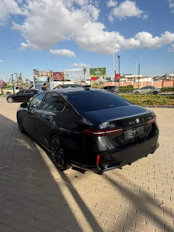 بي ام دبليو 520i 2024 ام سبورت أسود أوتوماتيك — مستعملة
