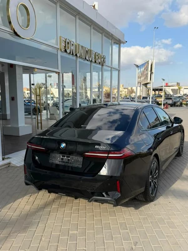بي ام دبليو 520i 2024 ام سبورت أسود أوتوماتيك — مستعملة
