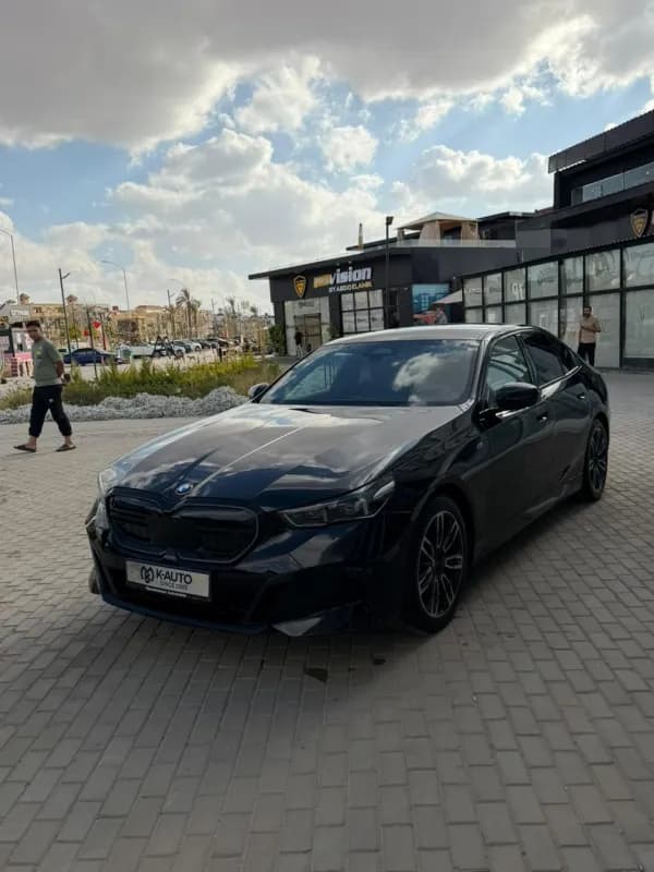 بي ام دبليو 520i 2024 ام سبورت أسود أوتوماتيك — مستعملة