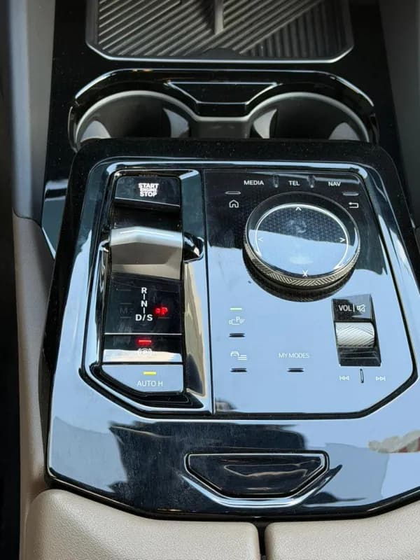 بي ام دبليو 520i 2024 ام سبورت أسود أوتوماتيك — مستعملة