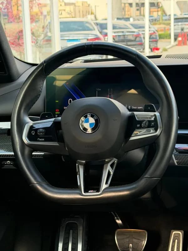 بي ام دبليو 520i 2024 ام سبورت أسود أوتوماتيك — مستعملة