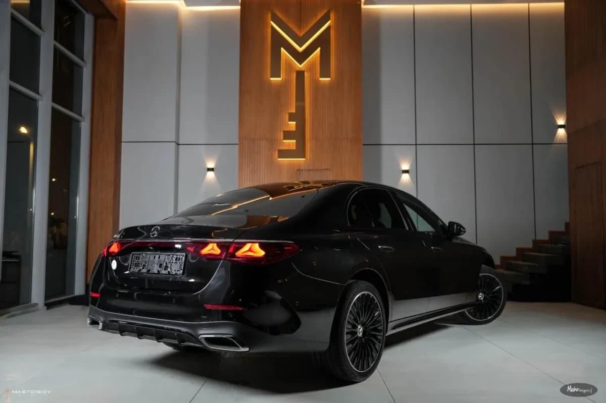 مرسيدس بنز E200 2026 بريميوم بلس أسود أوتوماتيك — جديدة