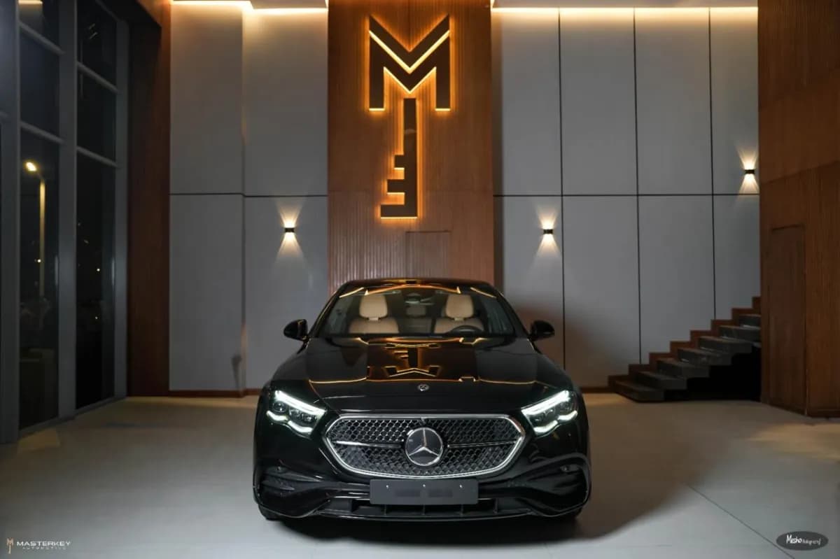 مرسيدس بنز E200 2026 بريميوم بلس أسود أوتوماتيك — جديدة