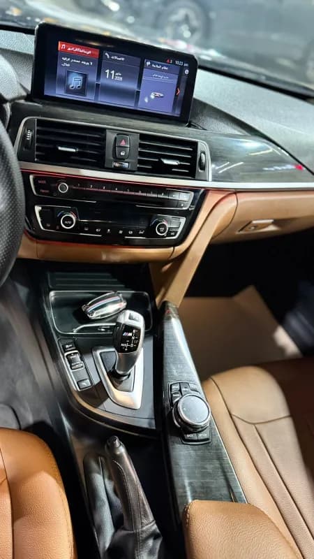 بي ام دبليو 320i 2016 لاكشري أزرق غامق أوتوماتيك — مستعملة