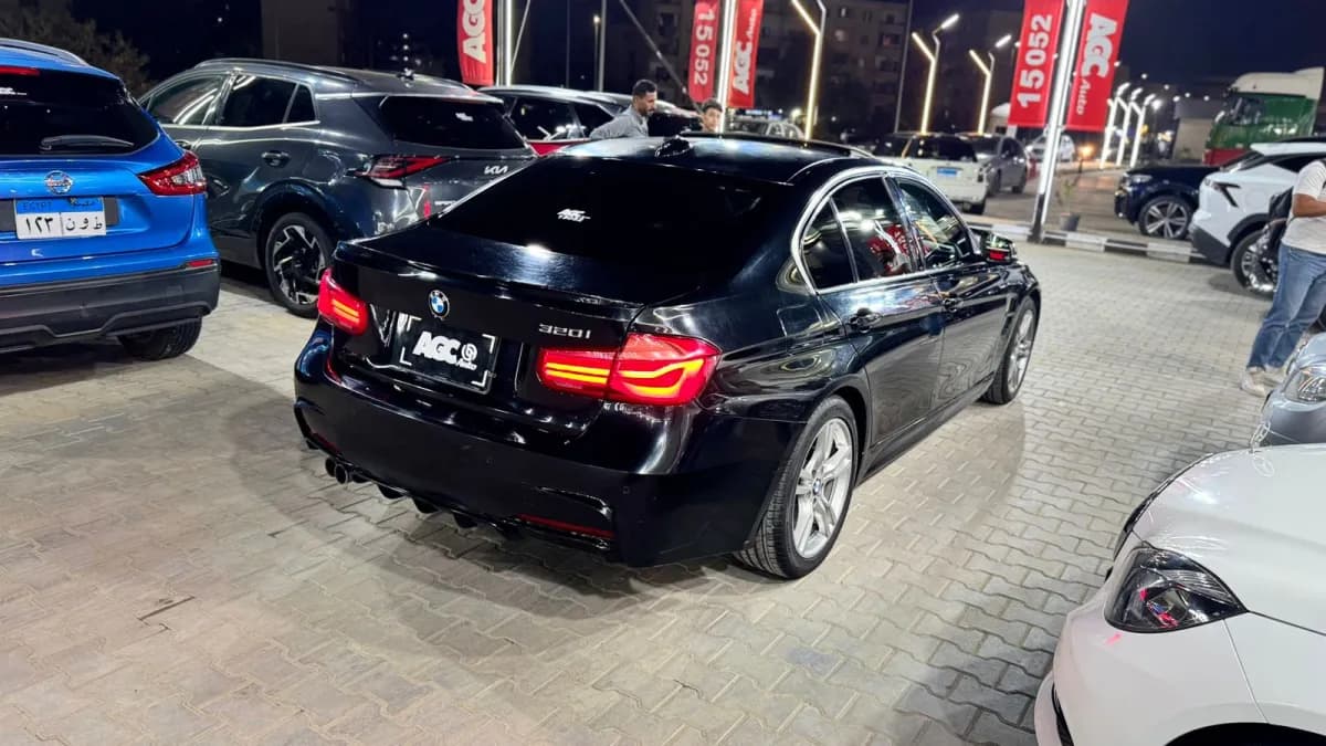 بي ام دبليو 320i 2016 لاكشري أزرق غامق أوتوماتيك — مستعملة