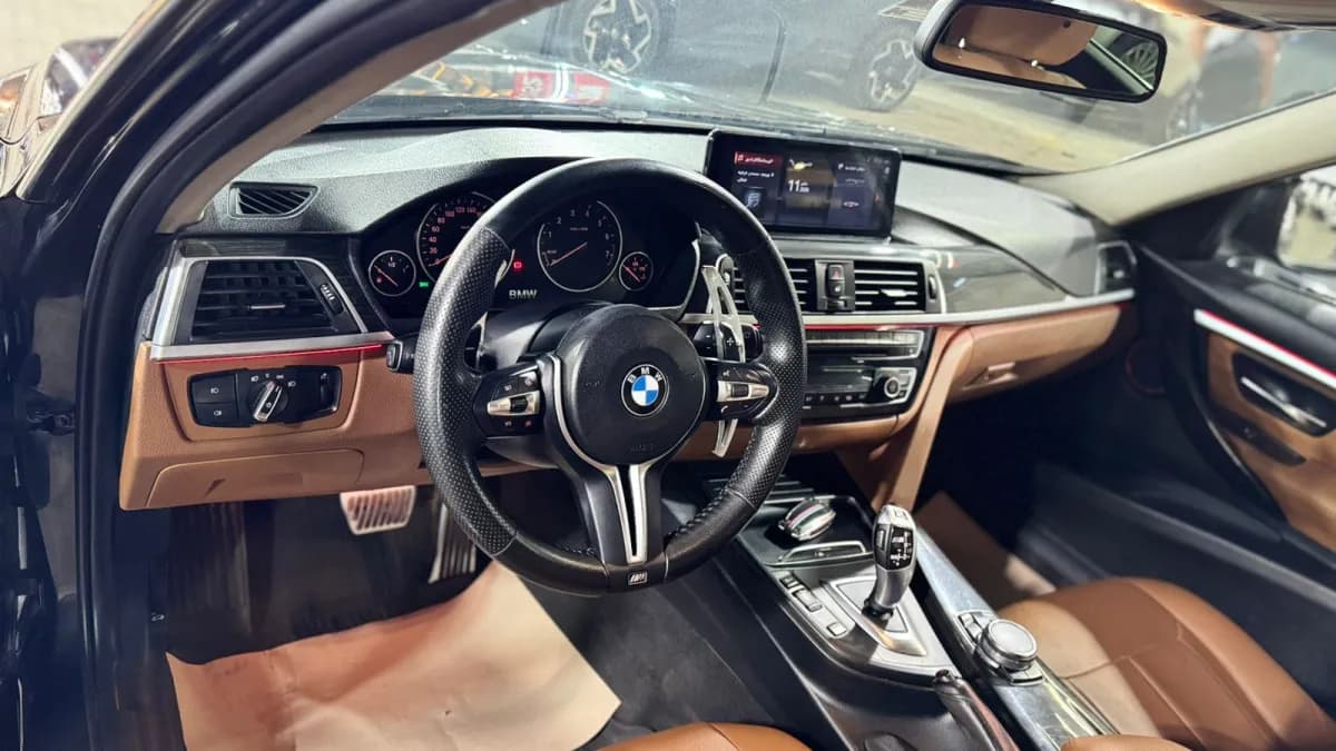 بي ام دبليو 320i 2016 لاكشري أزرق غامق أوتوماتيك — مستعملة