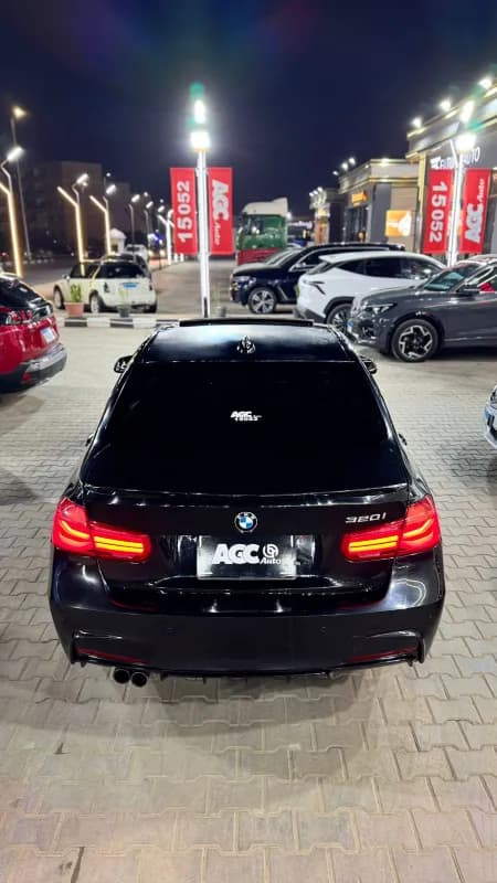 بي ام دبليو 320i 2016 لاكشري أزرق غامق أوتوماتيك — مستعملة
