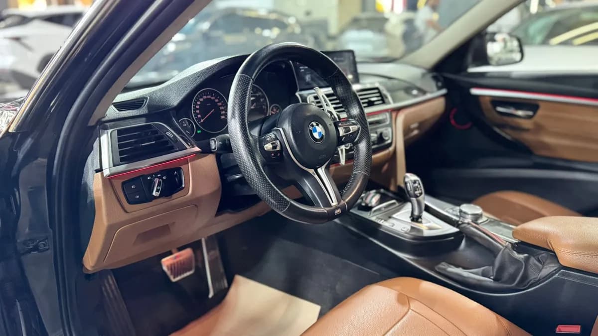 بي ام دبليو 320i 2016 لاكشري أزرق غامق أوتوماتيك — مستعملة