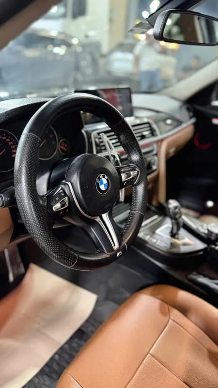 بي ام دبليو 320i 2016 لاكشري أزرق غامق أوتوماتيك — مستعملة