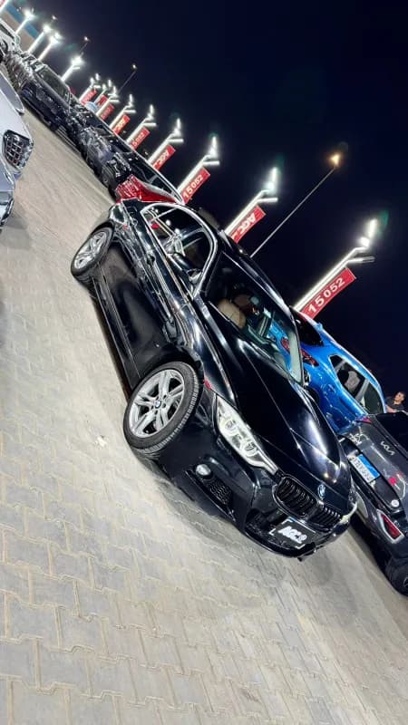 بي ام دبليو 320i 2016 لاكشري أزرق غامق أوتوماتيك — مستعملة
