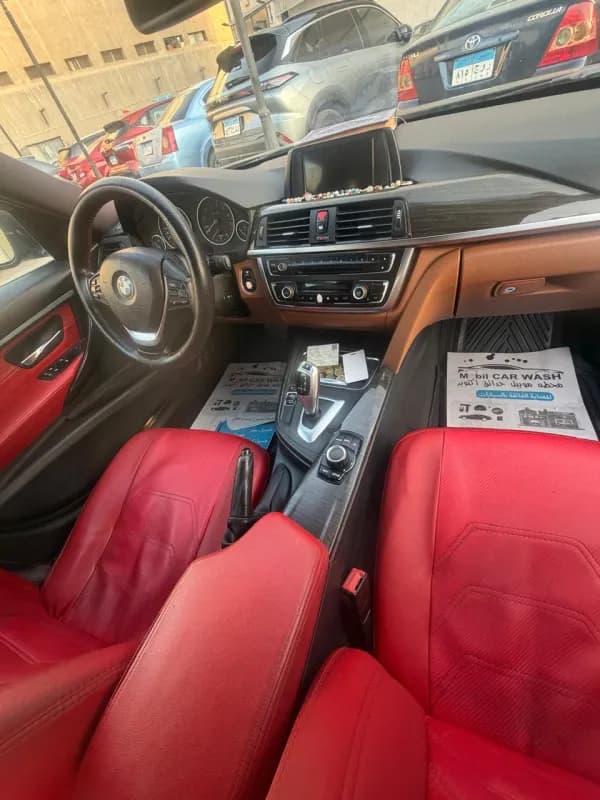 بي ام دبليو 320i 2013 لاكشري أسود أوتوماتيك — مستعملة