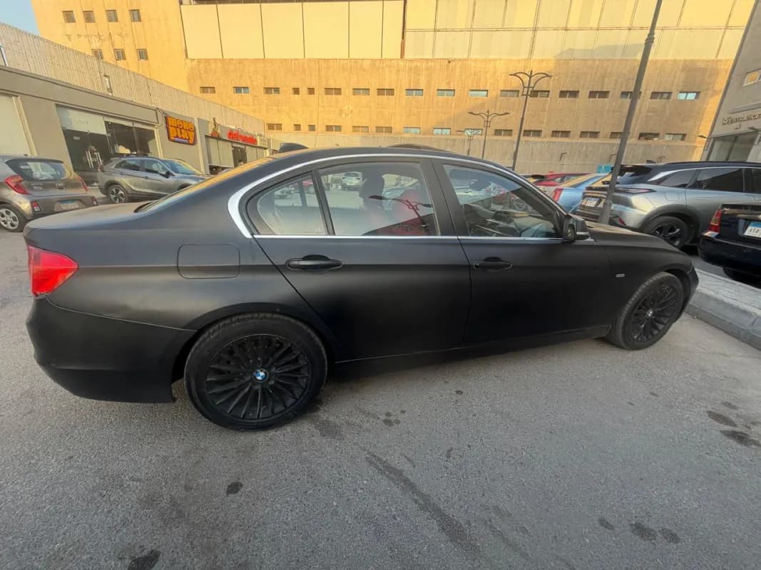 بي ام دبليو 320i 2013 لاكشري أسود أوتوماتيك — مستعملة