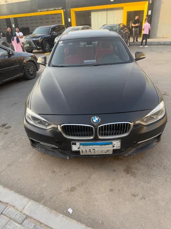 بي ام دبليو 320i 2013 لاكشري أسود أوتوماتيك — مستعملة