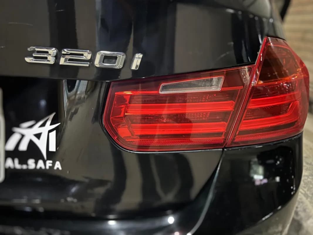 بي ام دبليو 320i 2014 لاكشري أسود أوتوماتيك — مستعملة