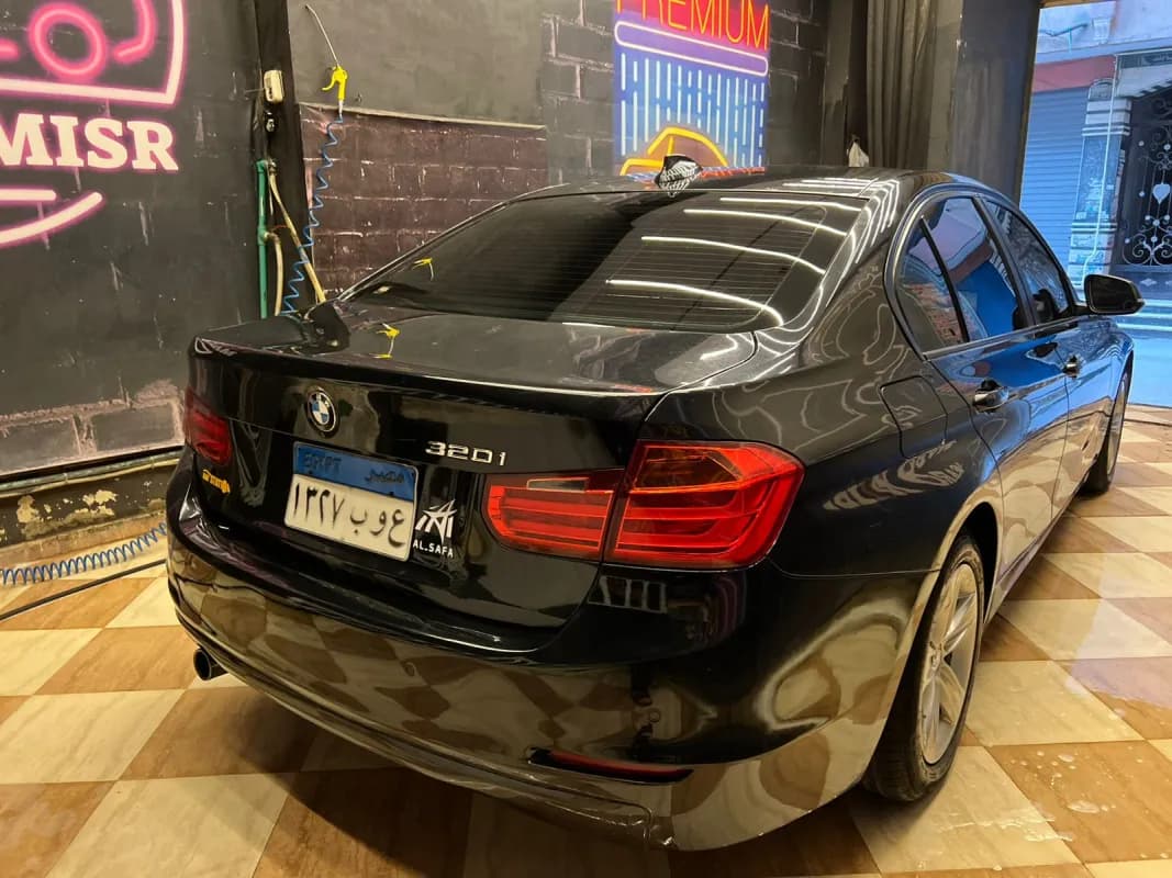 بي ام دبليو 320i 2014 لاكشري أسود أوتوماتيك — مستعملة