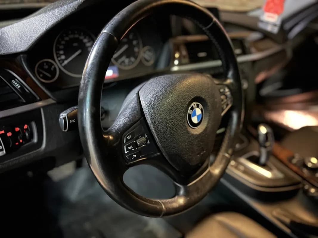 بي ام دبليو 320i 2014 لاكشري أسود أوتوماتيك — مستعملة